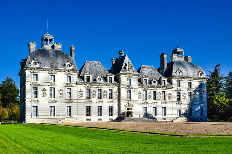Forteresses oubliées et manoirs discrets : le patrimoine castral du canton de Cloyes-sur-le-Loir